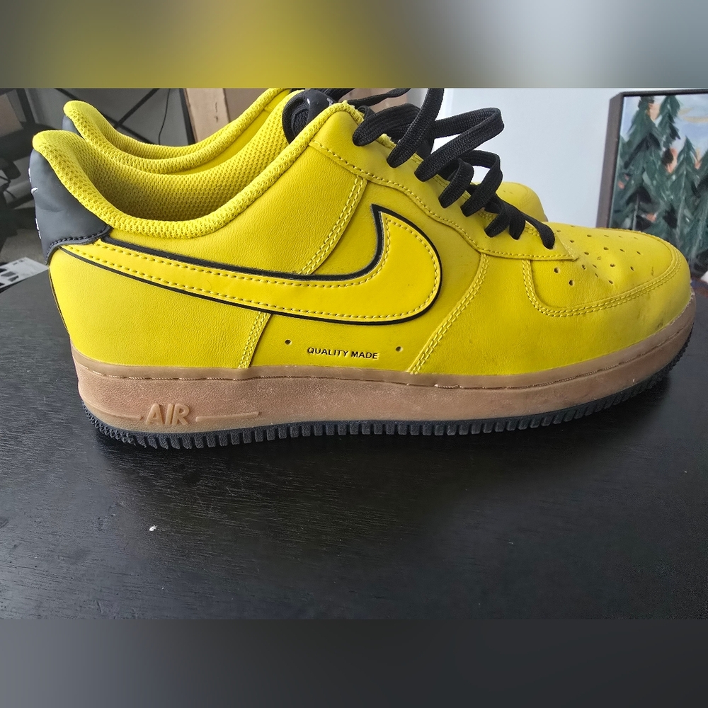 Nike AIR FORCE 1 LV8 QUALITY MADE Yellow Sneakers with Black Accents 8.5 In Mens